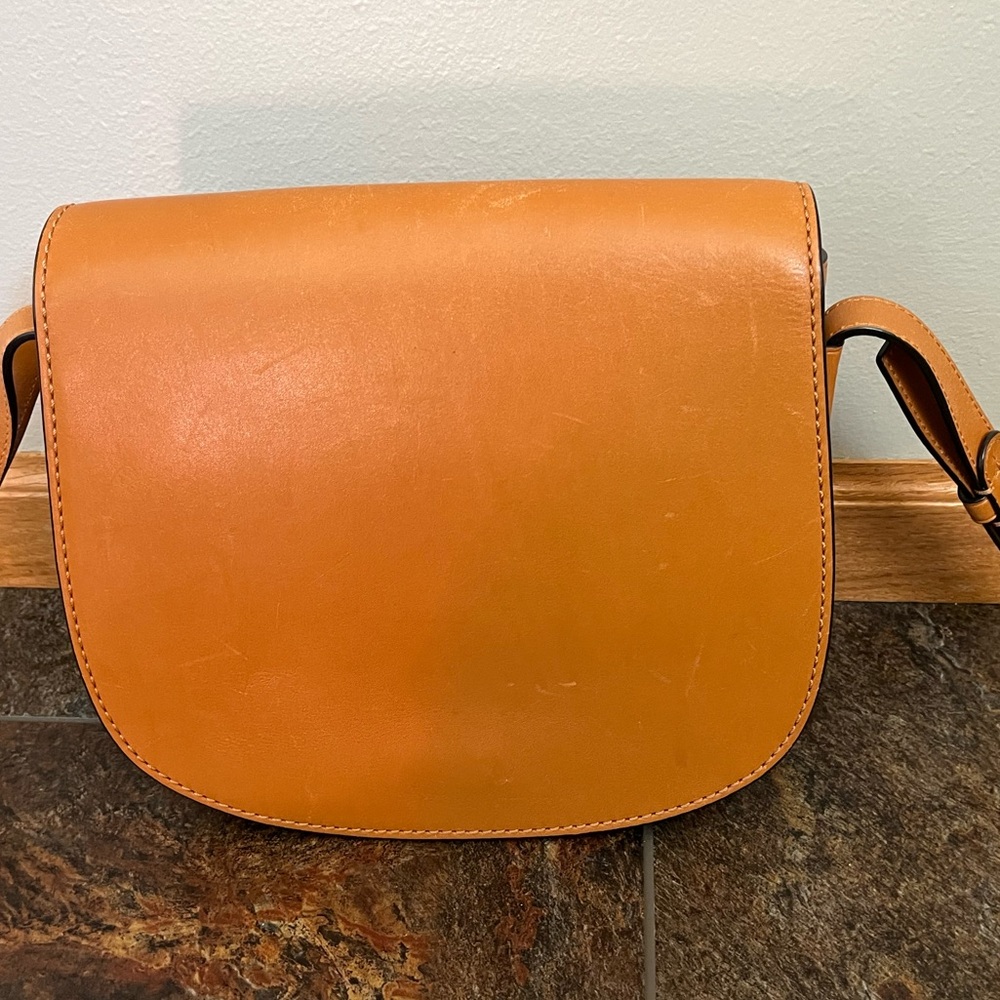 Tory Burch smooth leather crossbody minimalist saddle bag purse camello color - Picture 4 of 16